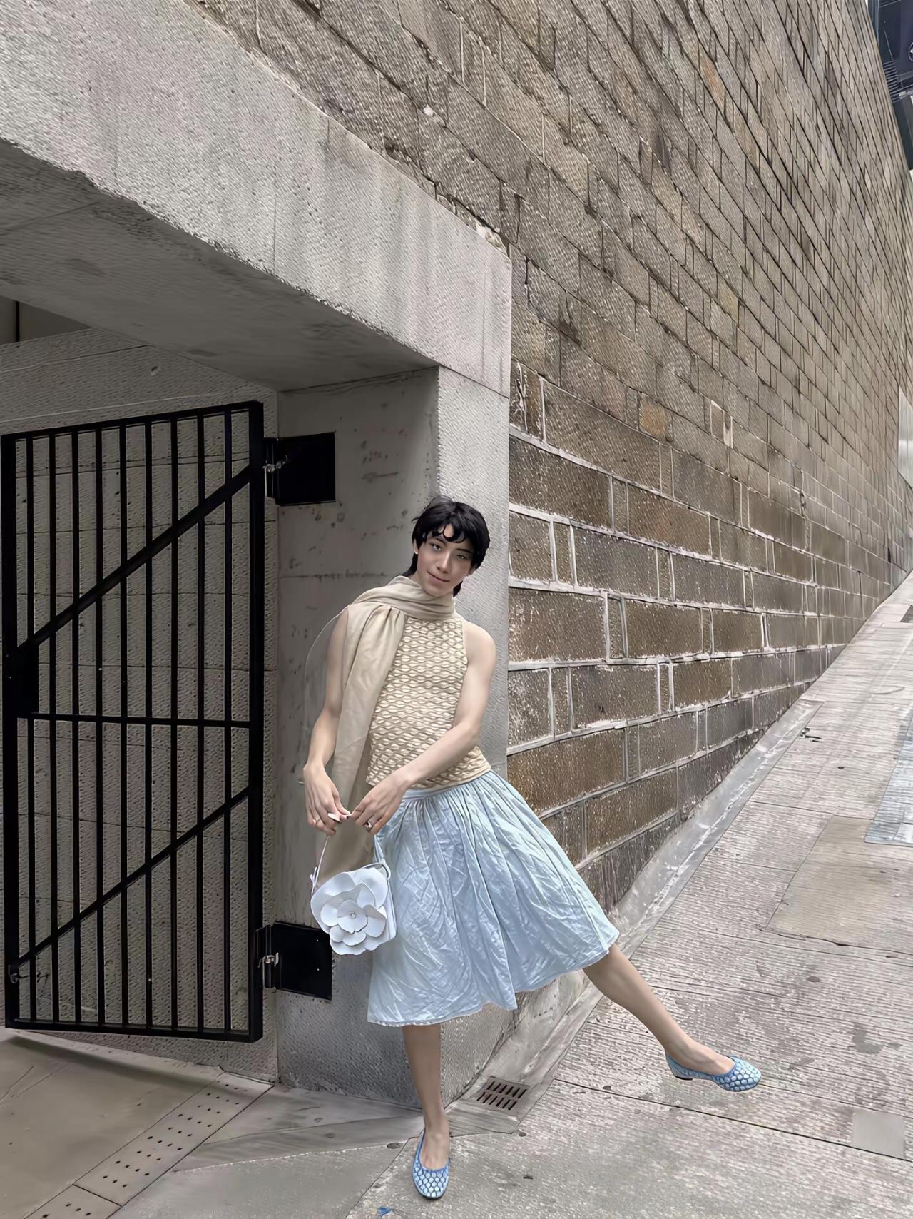 伊能静儿子穿裙子上街：好“自由”啊！庾恩利这组街拍，有人说性别穿搭自由，有