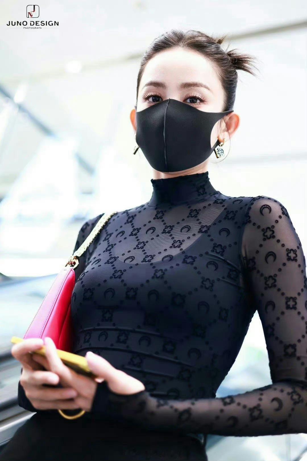 古力娜扎机场透视装微微隆起的小腹好性感啊