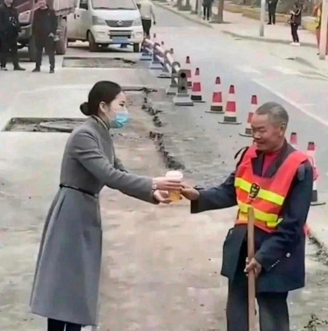 第一张图感动，第二张图恶心到了原来是摆拍……