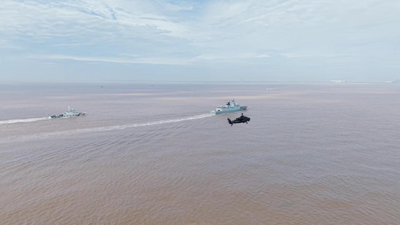 [呲牙笑]4月23日是“海军节”，结果陆航出来“抢风头”了——大家注意，居然还是