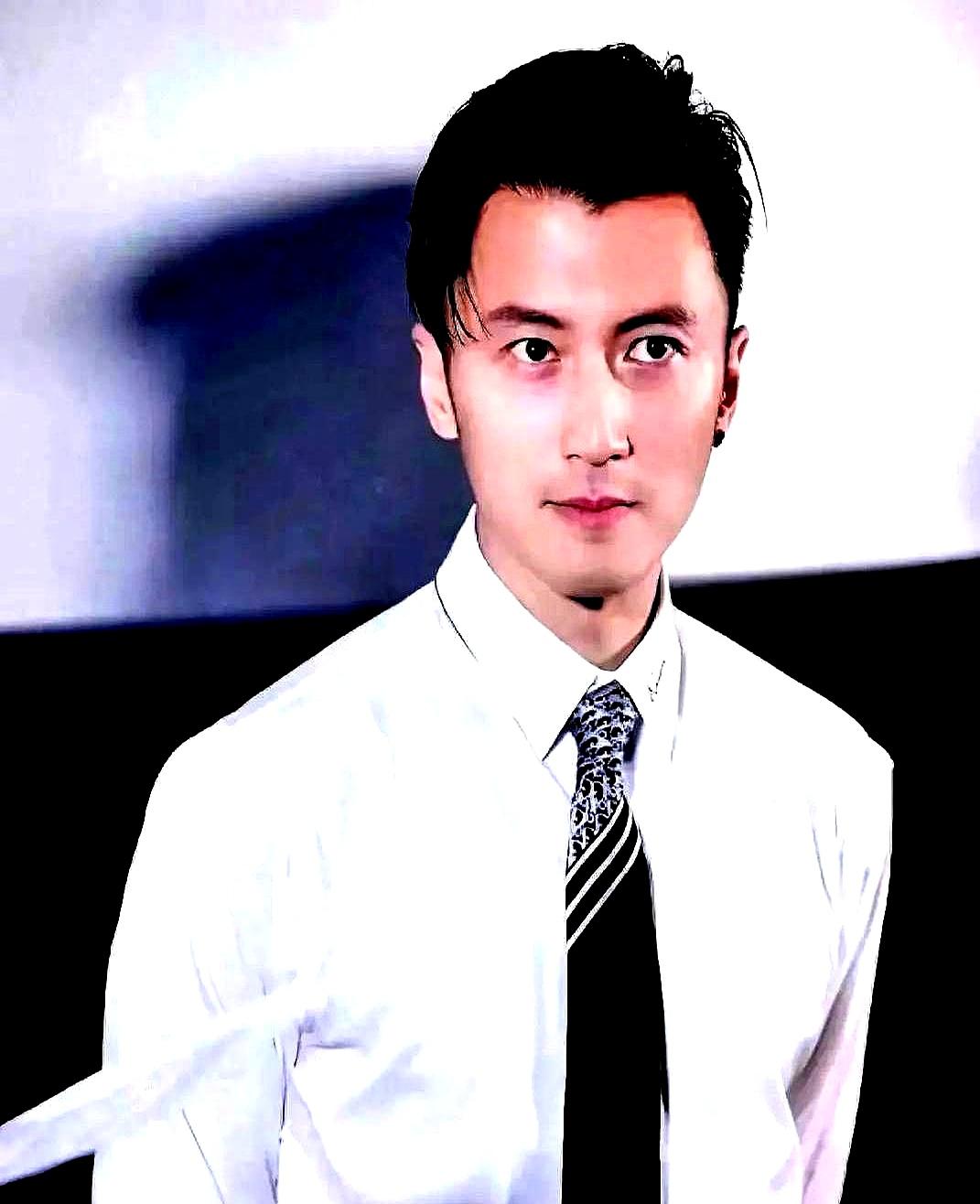 终于扒透了，谢霆锋死磕王菲不放。他这股劲头全用来围着王菲转，全然忘了那个