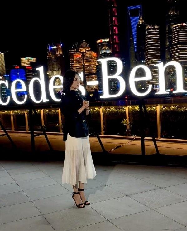 最近江疏影在出席时尚活动的时候走经典的黑白搭配风格，看上去超有高级感，确实是太迷