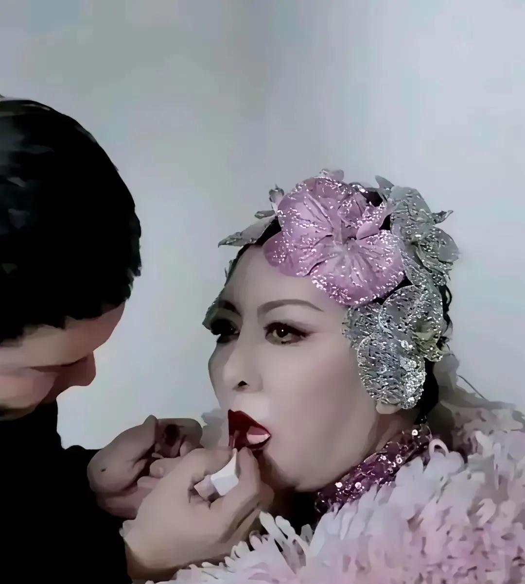 看评论都把我逗死了，这网友也忒有才了，评论的话就像说相声似的哈哈哈哈哈香港富豪