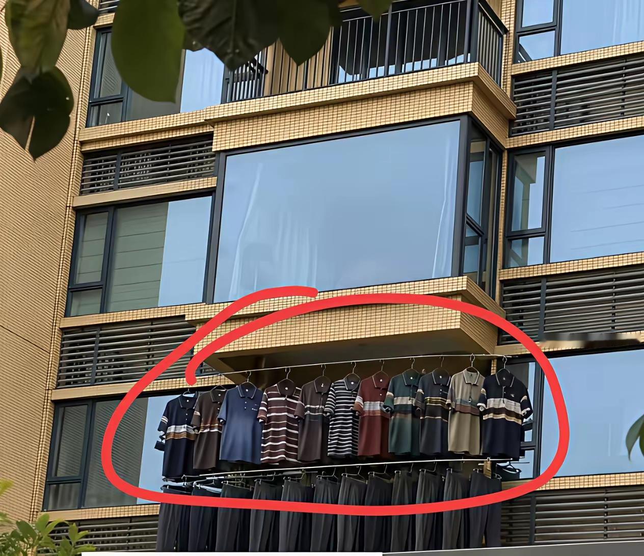 你猜，这是中学数学老师还是小学数学老师？没见过这位邻居，看阳台晒衣服这工整程度