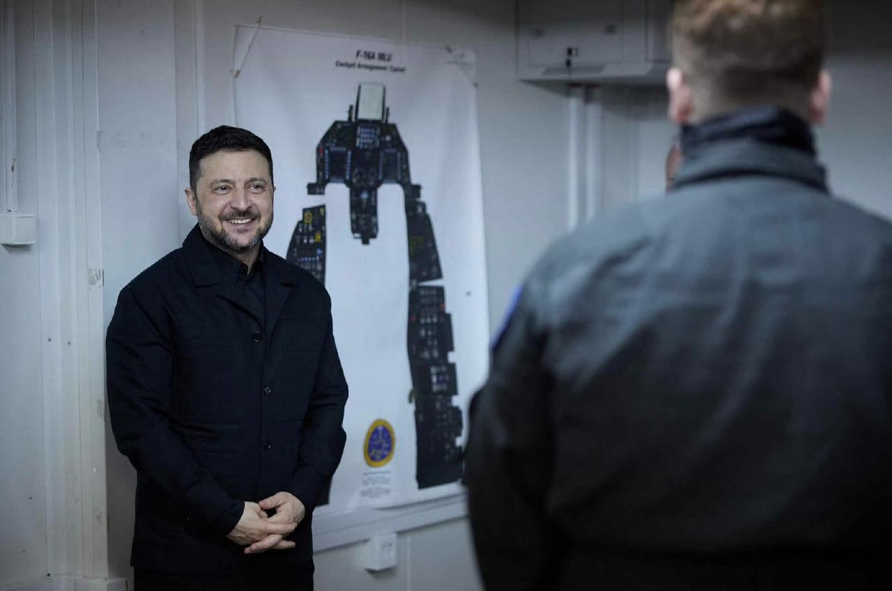 乌克兰总统泽连斯基在罗马尼亚的欧洲F-16培训中心，接见了乌军的飞行员。他们正在