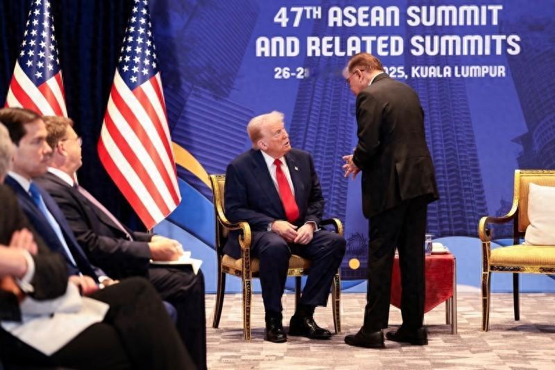 被特朗普逼到墙角！泰国国王动身访华，柬埔寨把黄金大批运来深圳。东南亚这波操作