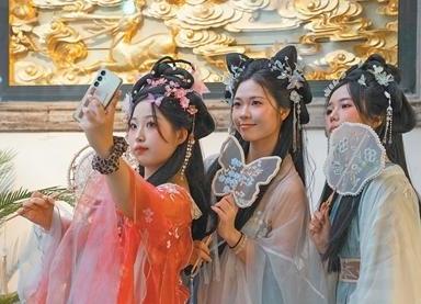 最新权威民调数据显示，韩国民众对中国的好感度，直接创下近6年以来的新高，热度甚至