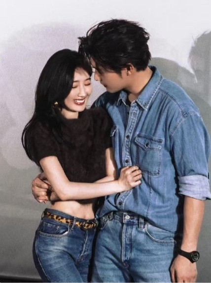 这个搂腰看得我热起来了，这俩性张力这一块！怎么会有如此有cp感的一对​​​