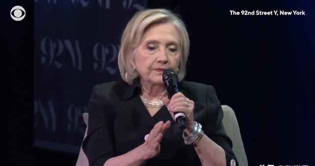 美国前国务卿希拉里表示，前总统拜登在2024年寻求连任是一个“严重错误”。她