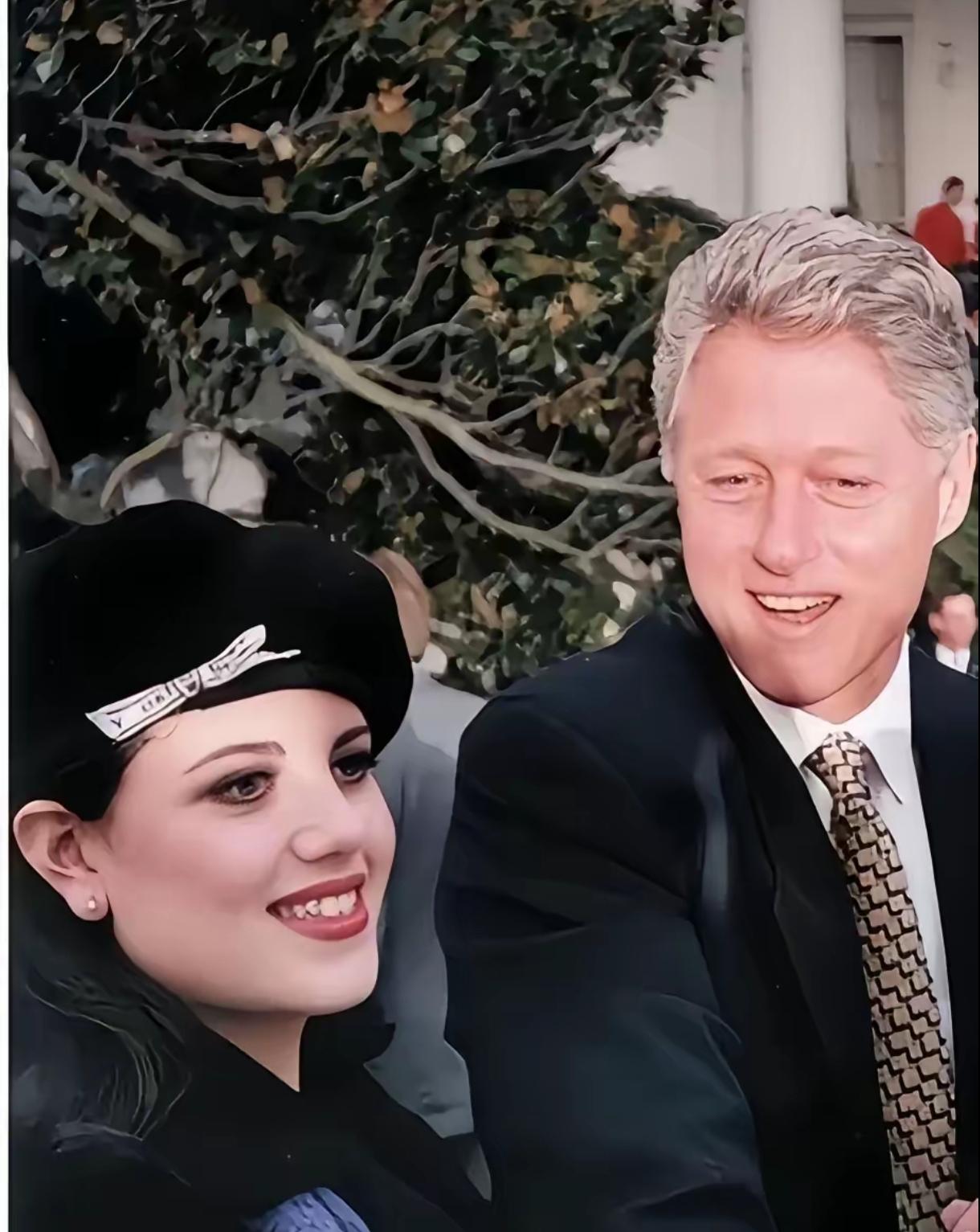 克林顿也算老狐狸了，所以他的选择是不得已也不得不做的。据报道，克林顿夫