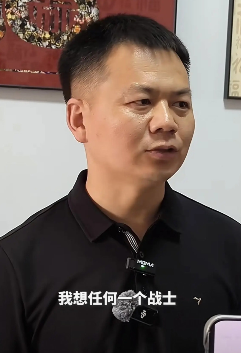 我问曾经当兵立过三等功的堂弟，英雄张伟有没有可能荣获二等功，他白了我一眼说：这你