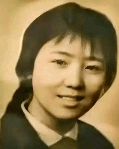 1972年，泥瓦匠张复生迎娶了女知青乔献华。新婚夜，他发现妻子的腰很粗，面对他的