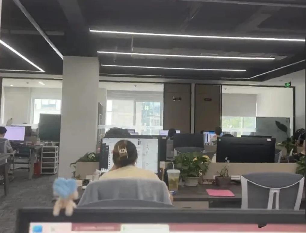 今天跟面了一个81年的求职者，整个面试下来，真的感觉候选人把求职的“求”字进行了