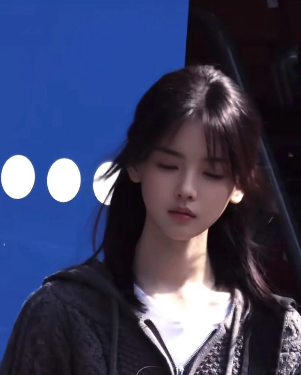 杨超越身上有股特别的少年感，清清爽爽的骨相，面部轮廓也没有多余的钝感，这张脸就应