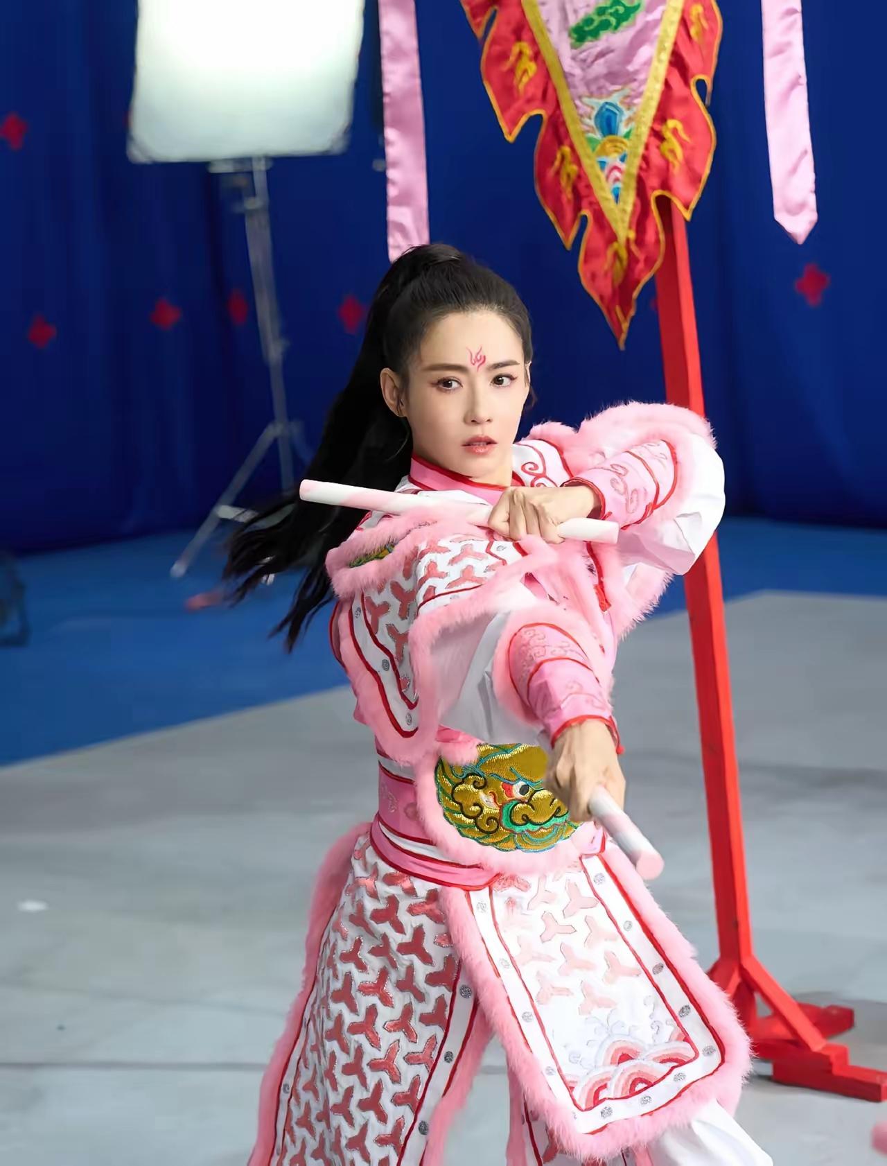 张柏芝戏服造型真是又美又飒，英姿挺拔，太帅气了！被张柏芝的圈粉了，身穿粉色戏服