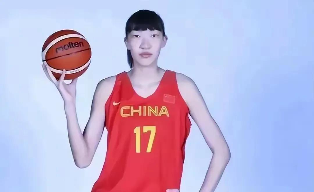 韩旭深夜挺李梦！女篮选人风波炸锅，球迷吵翻：实力该不该让路？这场争议暴露出中国