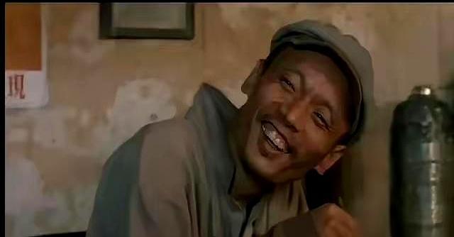 1992年，张艺谋在地摊上看到一部小说，买回家读完后彻夜未眠，第二天一大早给葛优