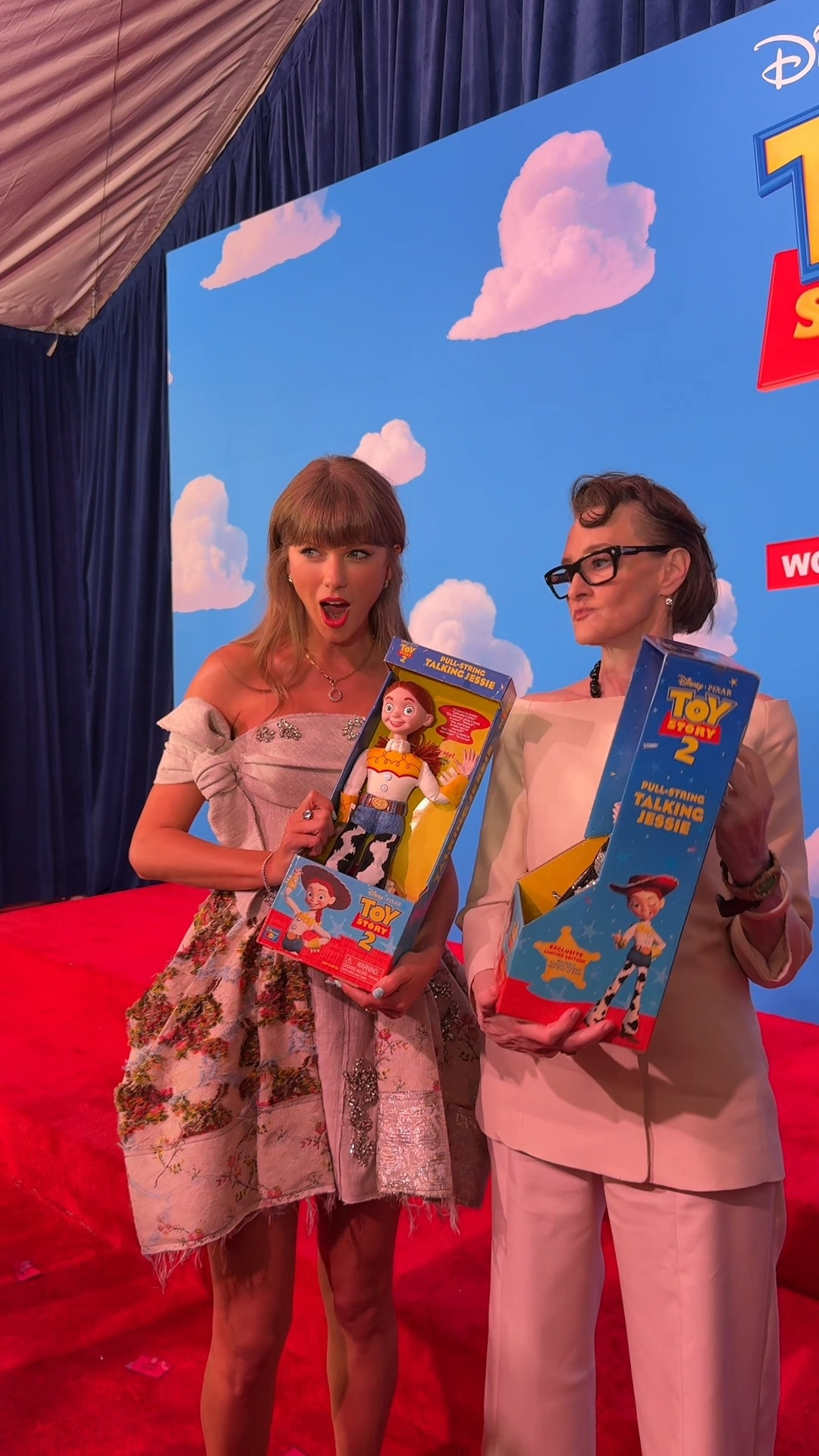 更多霉霉TaylorSwift在《玩具总动员5》洛杉矶首映礼现场的合影：T