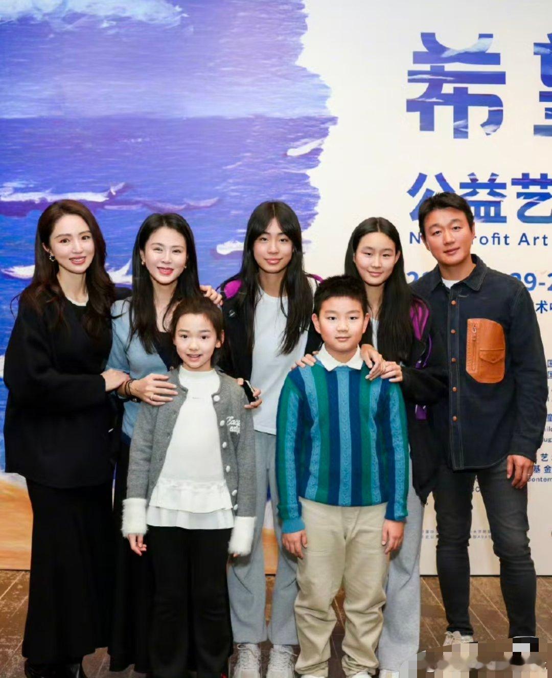 佟大为一家和董璇小酒窝一起做公益。，这小男孩儿看起来和佟大为一样稳重