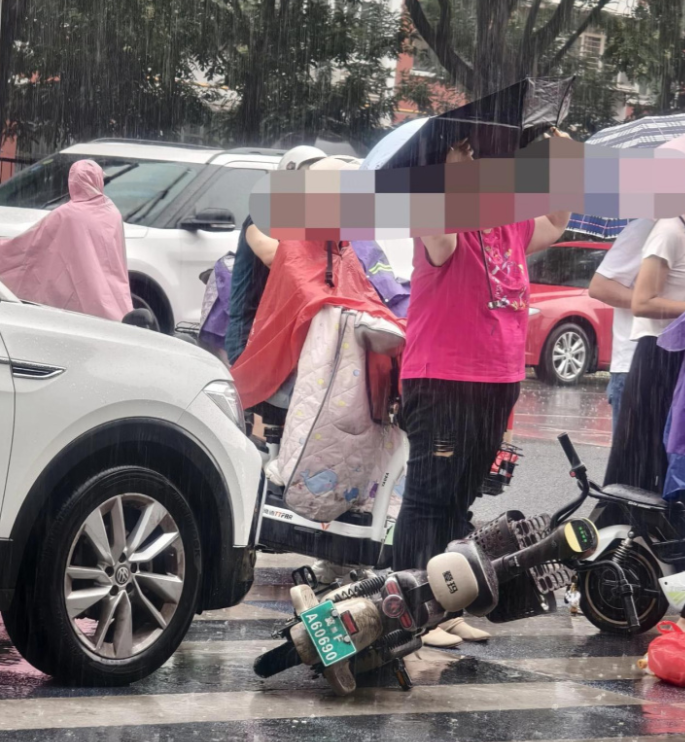 江苏，一男子驾车经过某人行横道时，前方“鬼探头”窜出一辆电动车，男子未能及时刹车