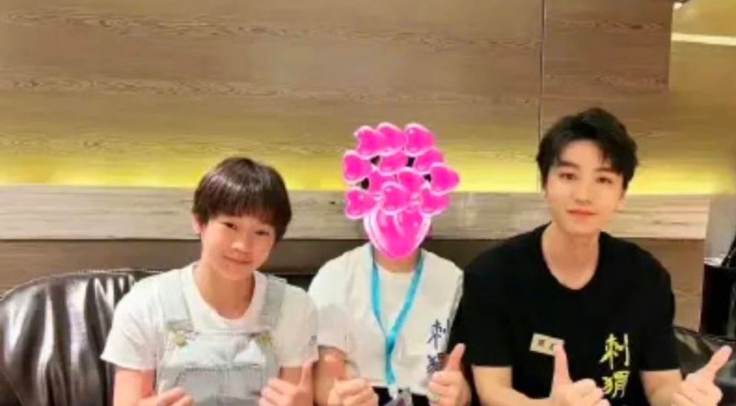 全红婵拎到王俊凯爆炸头全红婵拎王俊凯爆炸头同框跨圈友谊甜翻全网2025年末，奥