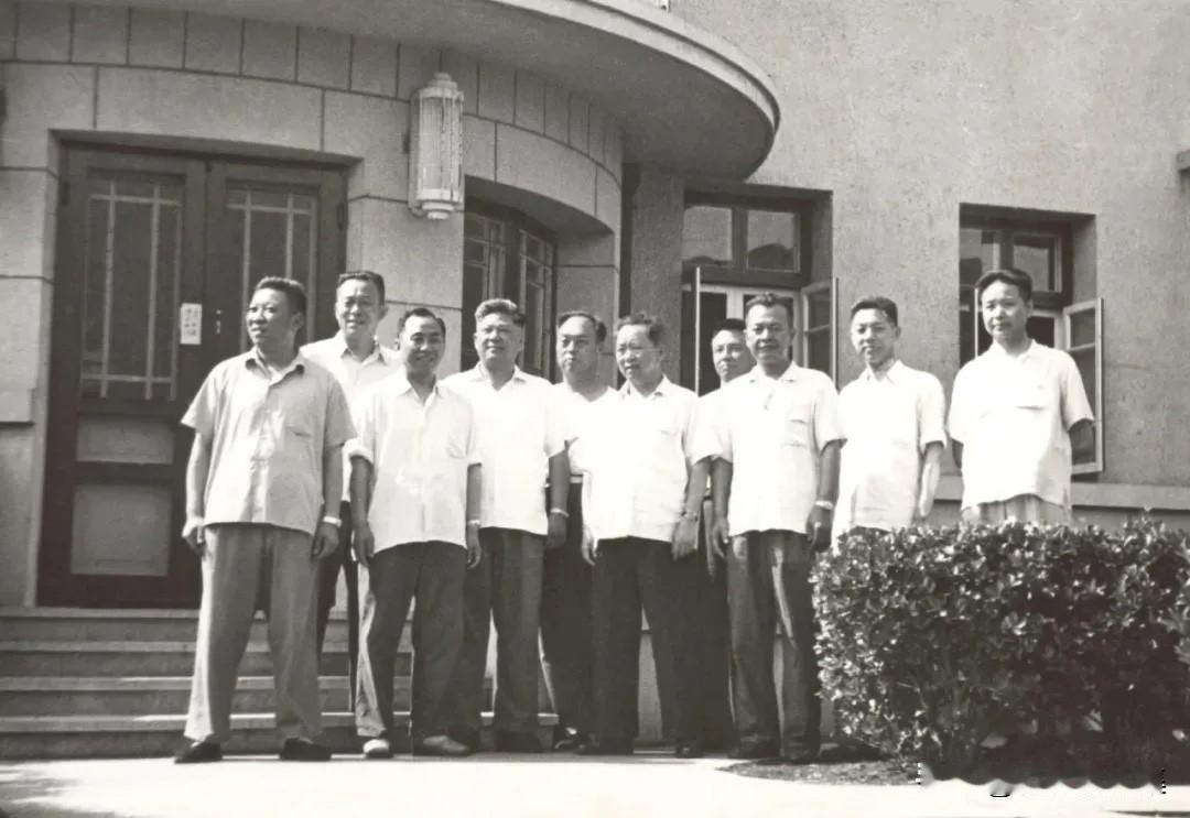 1959年，刘亚楼（左六）与空军条令教材编写小组人员在杭州留影。刘亚楼将军主持的