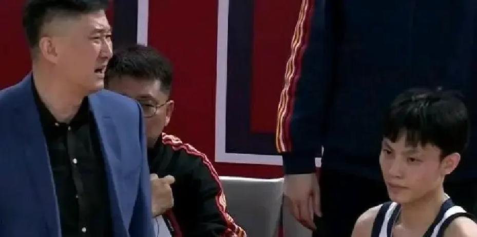 七连胜也救不了广东58.7%的分数靠外援外援，本土球权像借来的。徐杰三场4