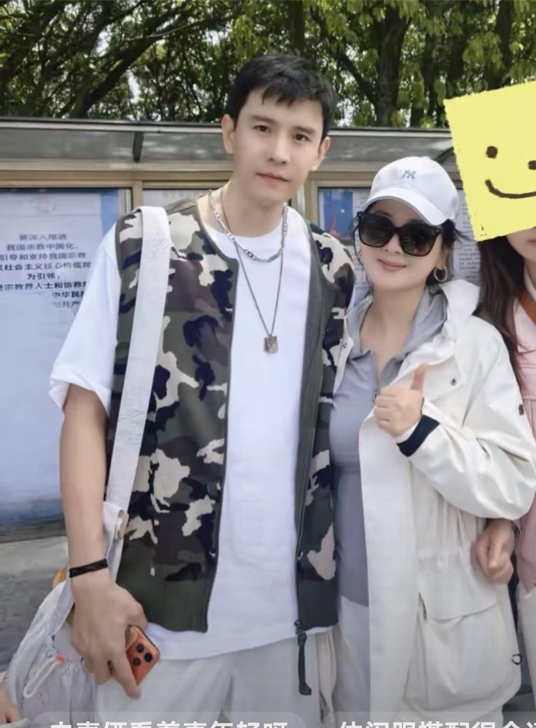 46岁小李琳和老公经超现身普陀山祈福，夫妻俩都穿着休闲服，李琳很漂亮，白皙的皮肤