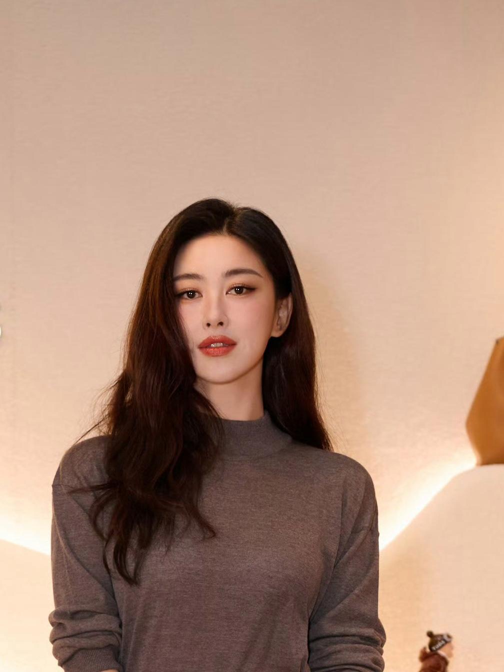 朱珠灰棕羊毛衫+黑色丝绒半裙，腰间金属皮带掐出慵懒腰线，漆皮玛丽珍鞋配复古卷发，