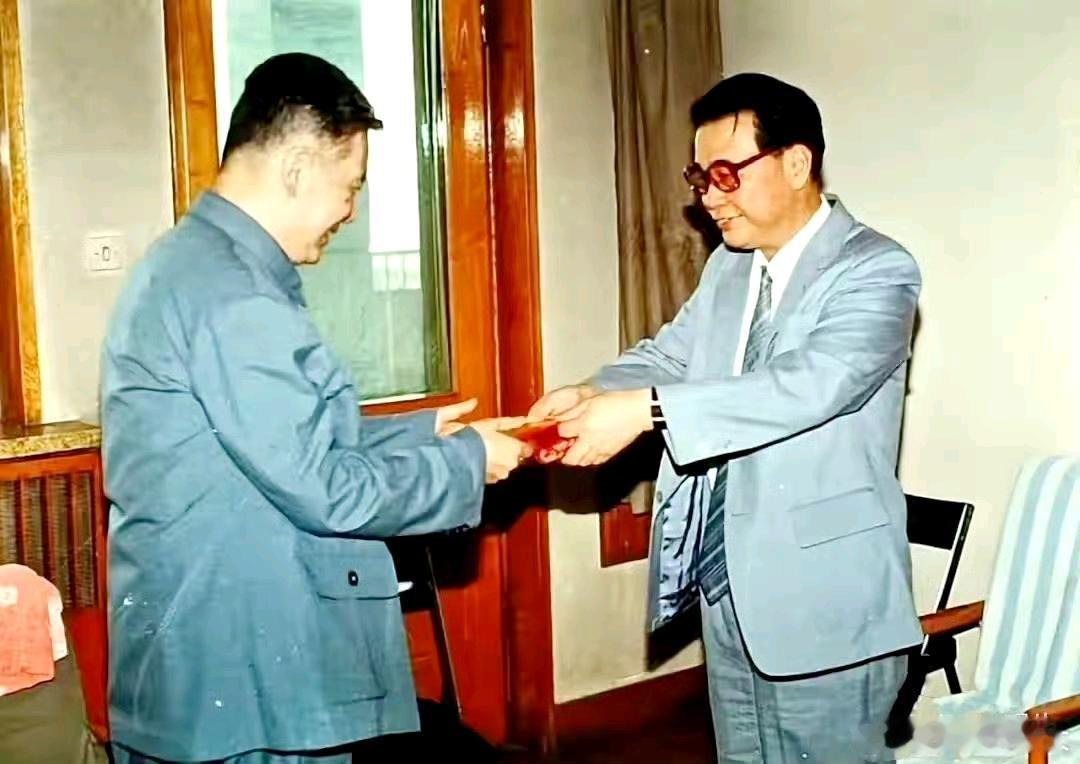 1986年7月17日，已经病重的“两弹元勋”邓稼先在北京解放军总医院接受被授予的