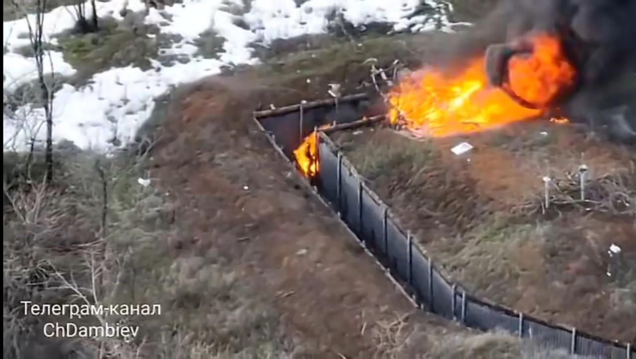 乌军战壕着火了，这名乌军士兵烧着了……战争就是这么残酷，没有温情可言。无人机就