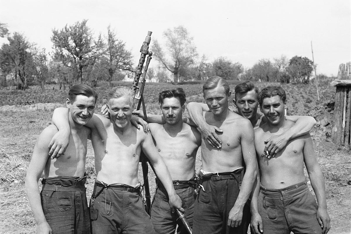 1943年，德军第167步兵师士兵在拍摄集体合影。背景是一挺通用机枪，架设在防空