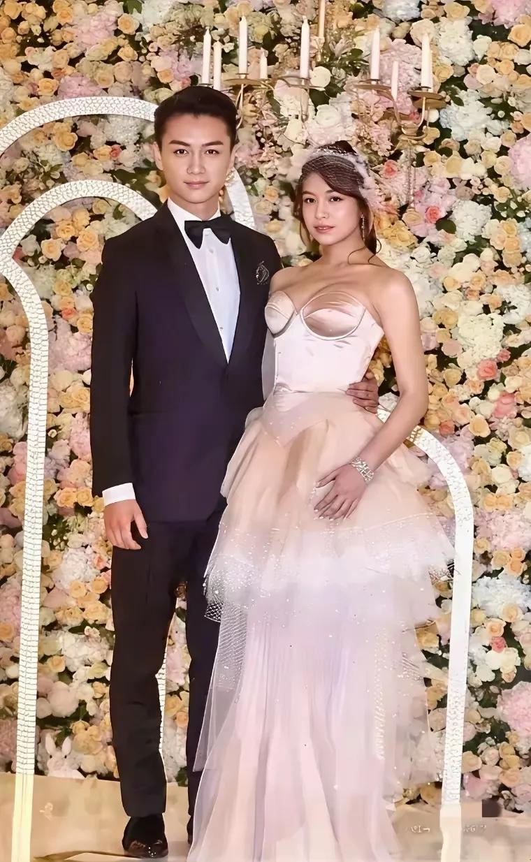 陈妍希的衣品真的一直都很差，就连曾经和陈晓婚礼上的婚纱都是最丑的审美真的很一般