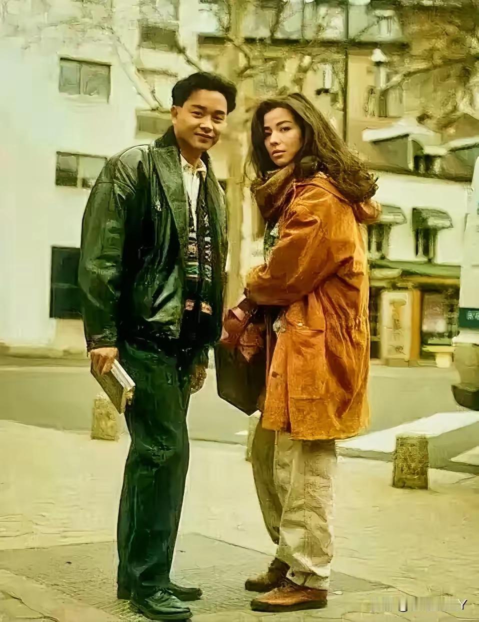 1989年法国巴黎街头，张国荣和钟楚红这张合影堪称无价之宝。33岁的张国荣嘴角挂