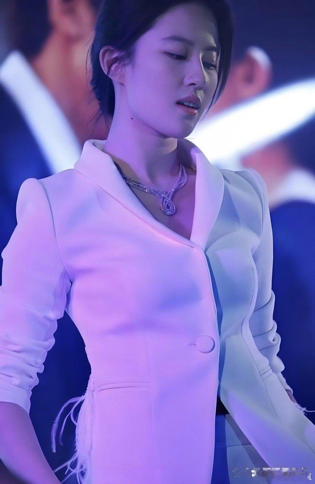 刘亦菲这颜值直接封神！谁懂啊，美得让人移不开眼，性张力直接拉满，魅力值爆表～