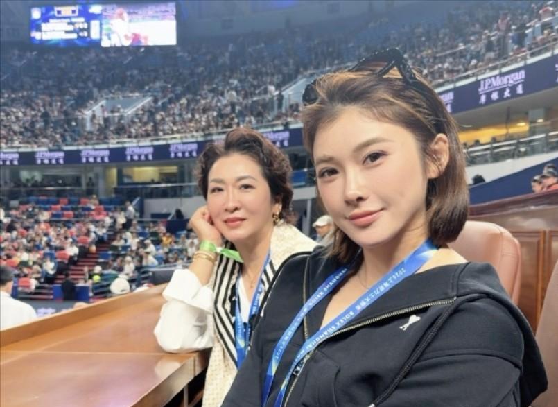 无论在田径场上背负多少争议，吴艳妮在做女儿这件事上，确实没得挑。10月14