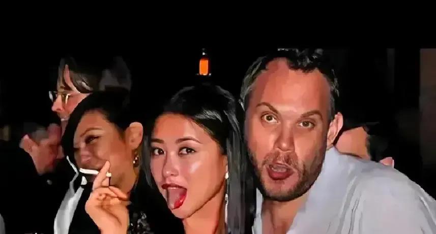 朱珠被拍到在欧洲夜店叼烟大笑，照片里那条亮片短裙跟她在剧里穿的米色西装完全是两个