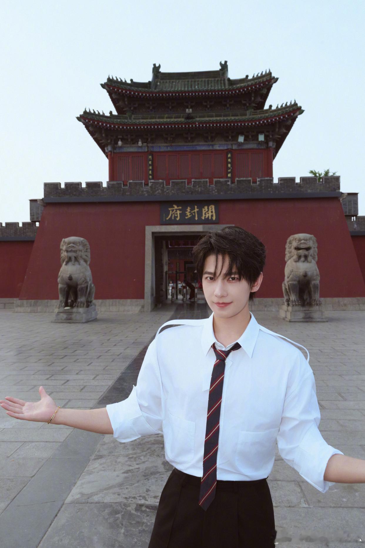 1.杨洋现在还是很依赖团队的，和经纪人之间的关系也很清白且正常，对方性取向不影响