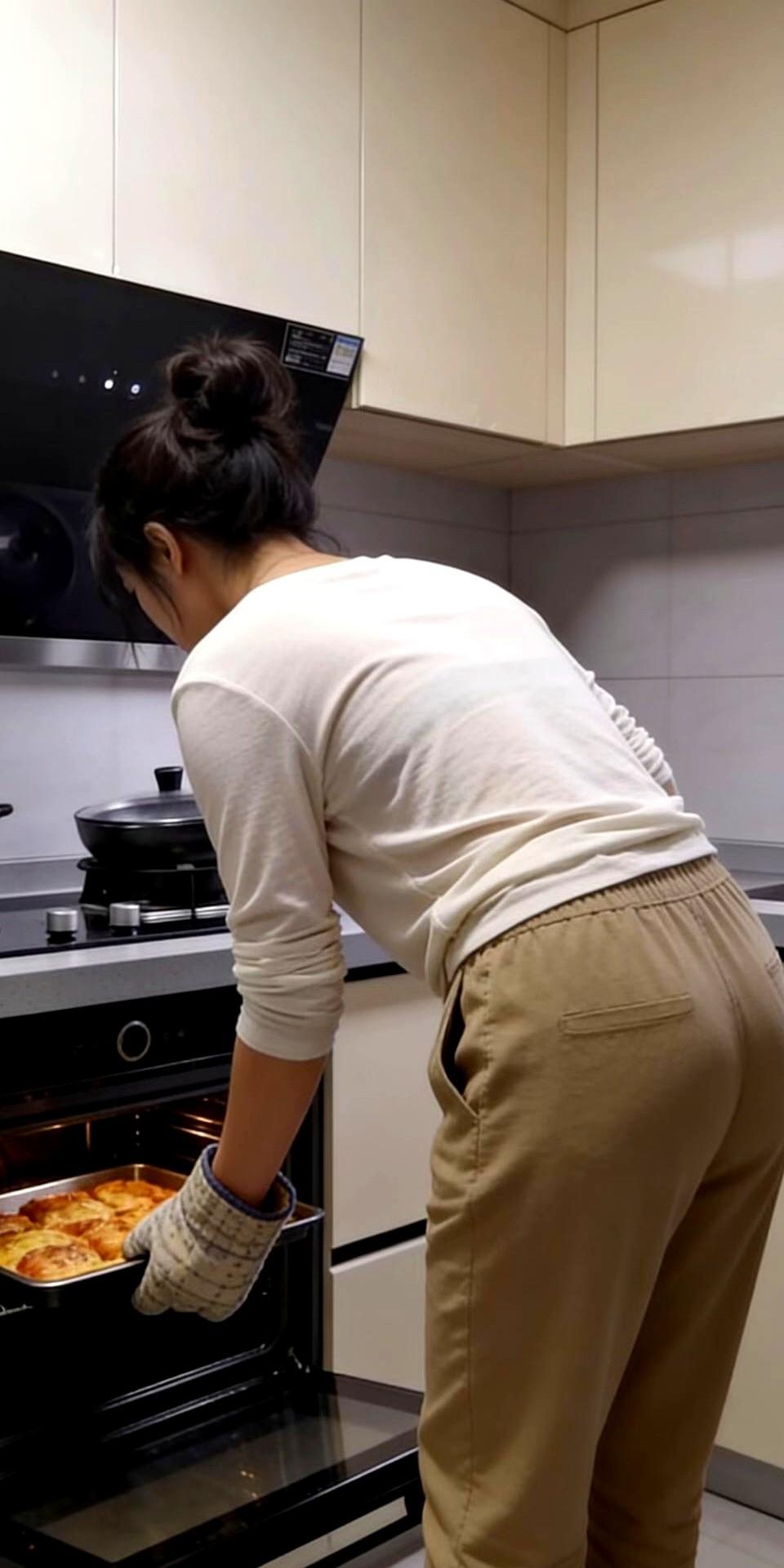 一位38岁的已婚女士在某情感论坛投稿表示和丈夫长期两地分居，去年公出住酒店时结识