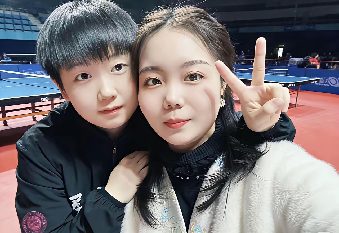 我女儿什么时候和莎莎玩一起了？这个女孩的衣服、头发、眉毛、眼睛、鼻子、嘴