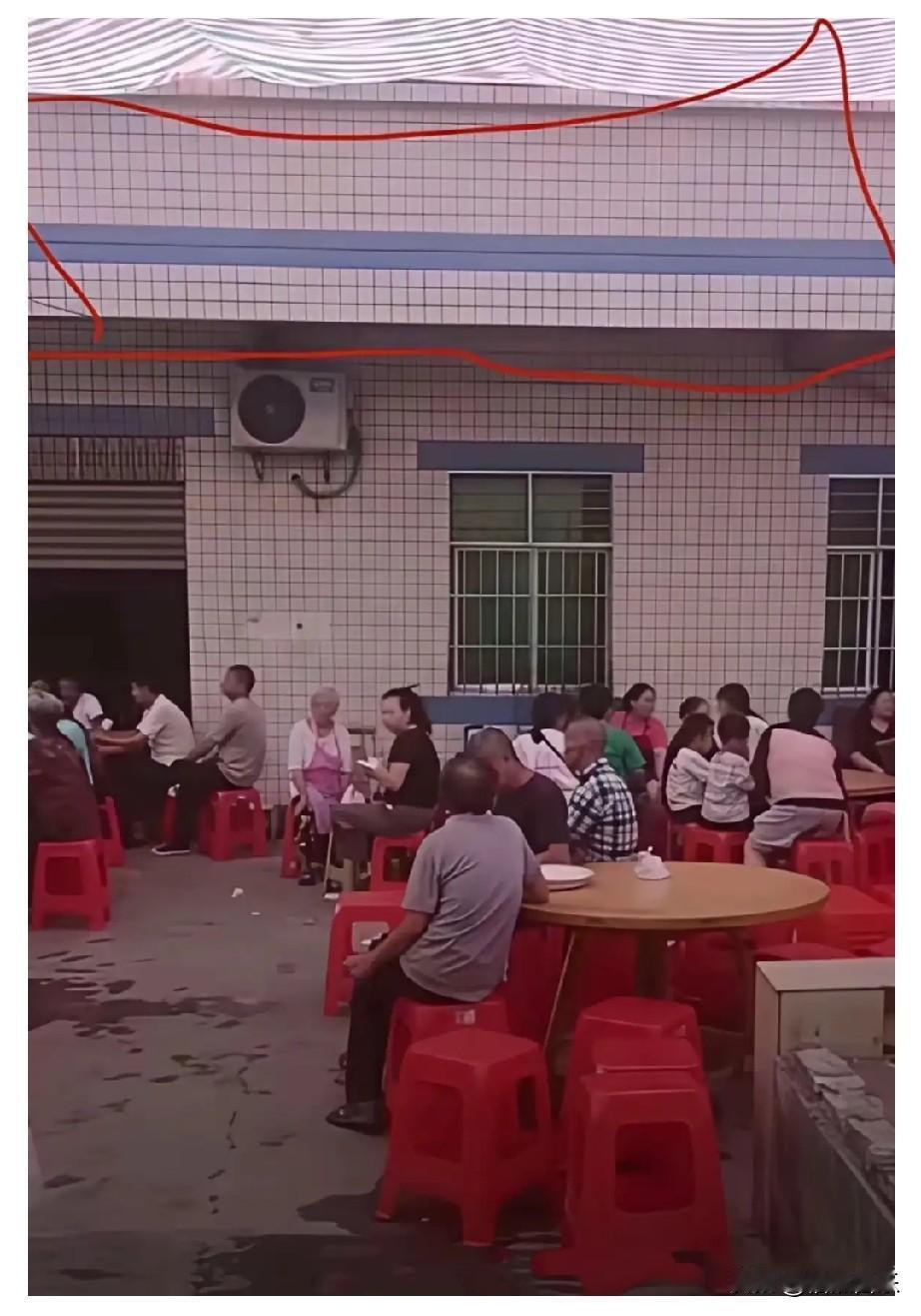 刷到升学宴塌墙的这事儿，心里难受可能是那个考上大学孩子。这下子，往后余生