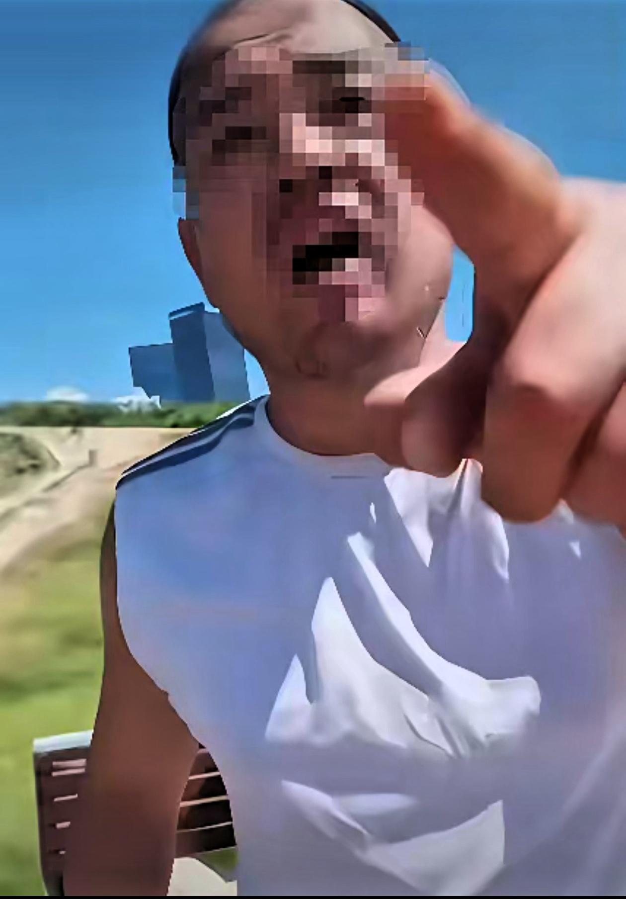 青岛这位大哥最近“火了”，就是因为“吃相难看”，对女游客不依不饶，态度蛮横，脏话