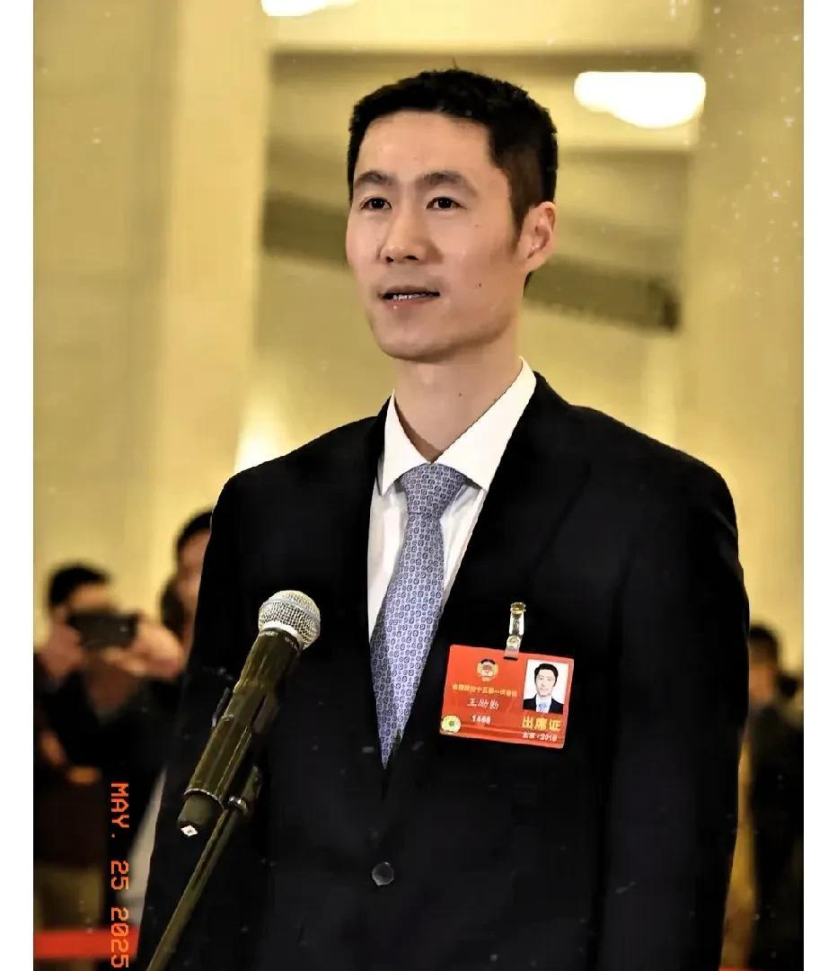 好消息！大家都散了吧，王励勤如今的优秀相貌根本没人能学的来！这可不是因为他依