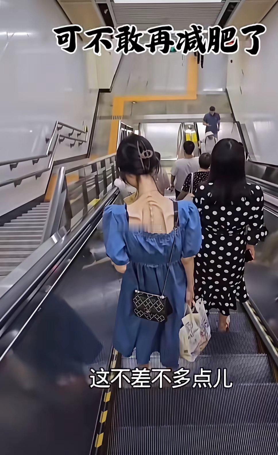 商场看到一个排骨精妈呀，就说这样真的好看吗？现在都是什么畸形审美啊！​​​