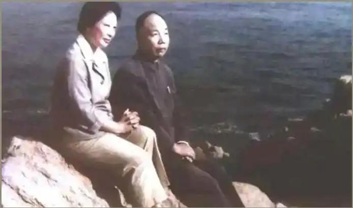 1937年在延安，21岁的“娃娃将军”萧华一眼看中了13岁的小红军女战士王新兰。