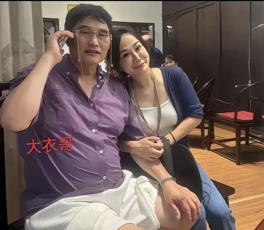 一张后台抓拍的合影，硬是被网友脑补出一整部连续剧。大衣哥参加线下商演，休息间隙