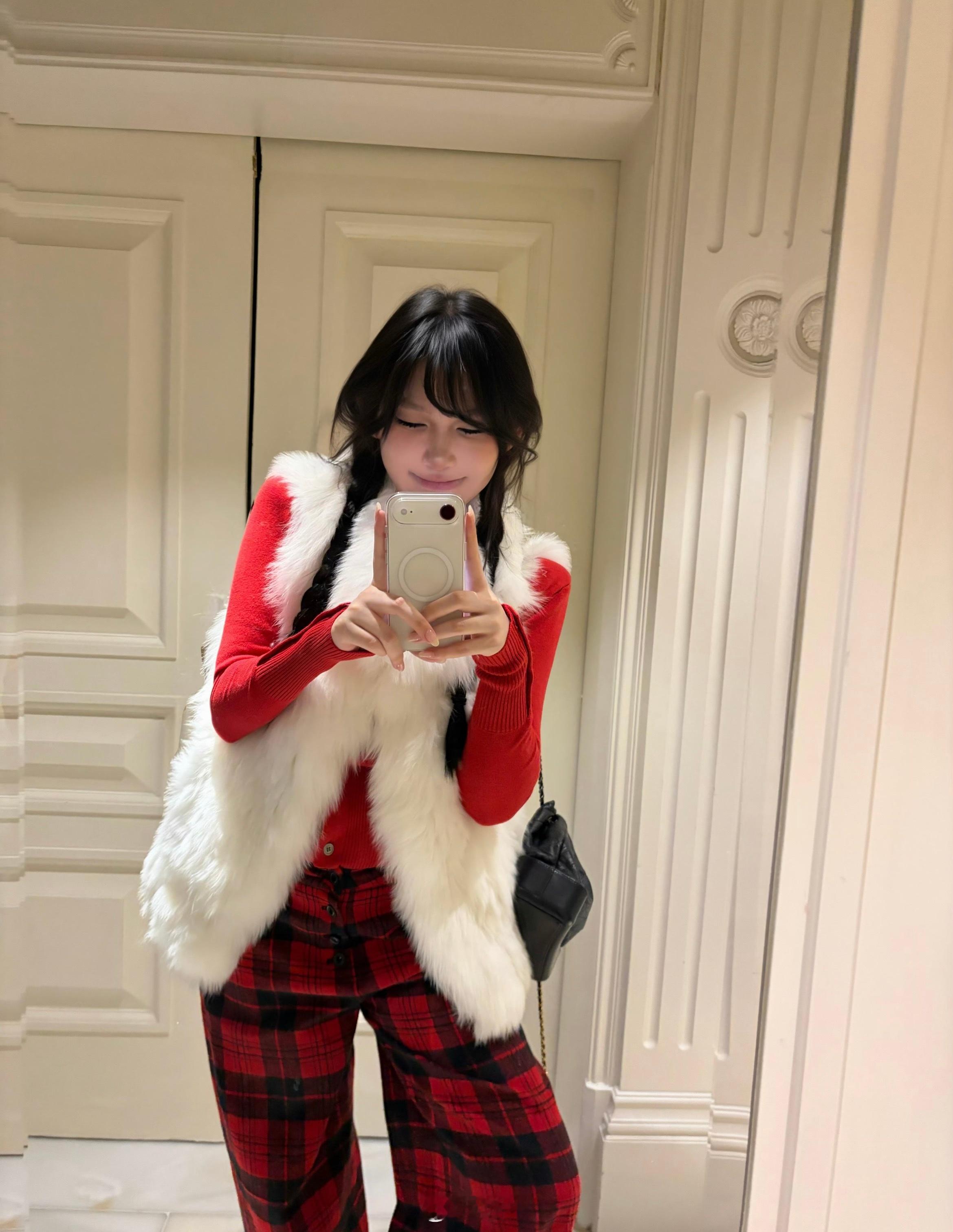 难得刷到一个好看的小姐姐在用iPhoneAir！