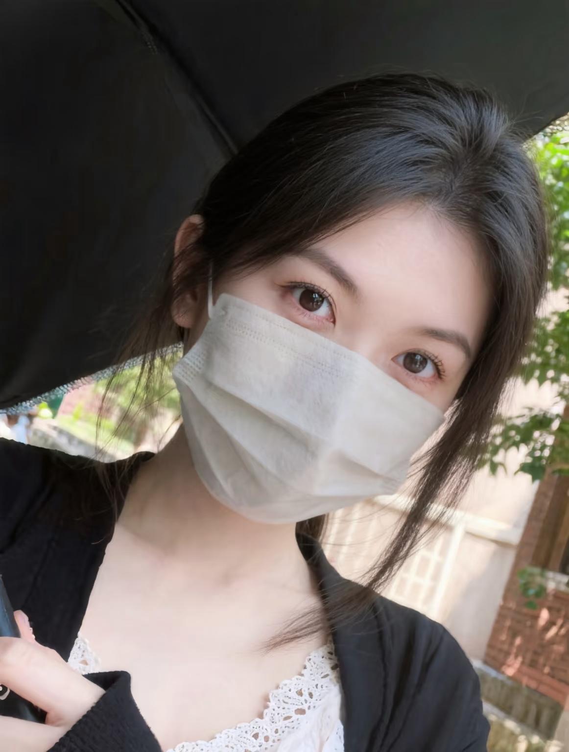 有一种美，叫做口罩😷也遮不住的美~说的就是这个样子吧！