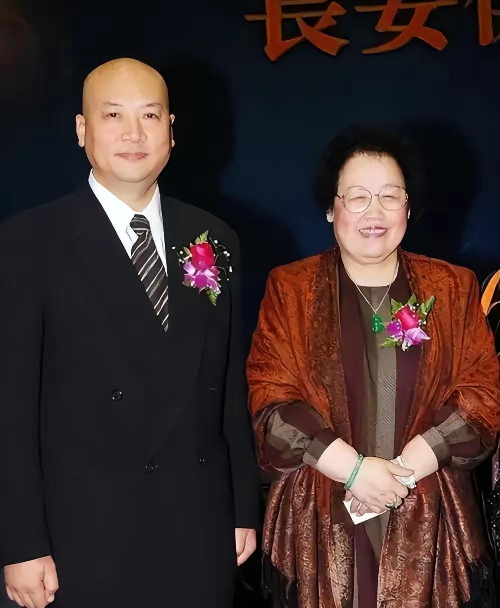 迟重瑞和陈丽华结婚以后，大家发现他就开始光头了，难道是年轻就开始脱发吗？其实真相