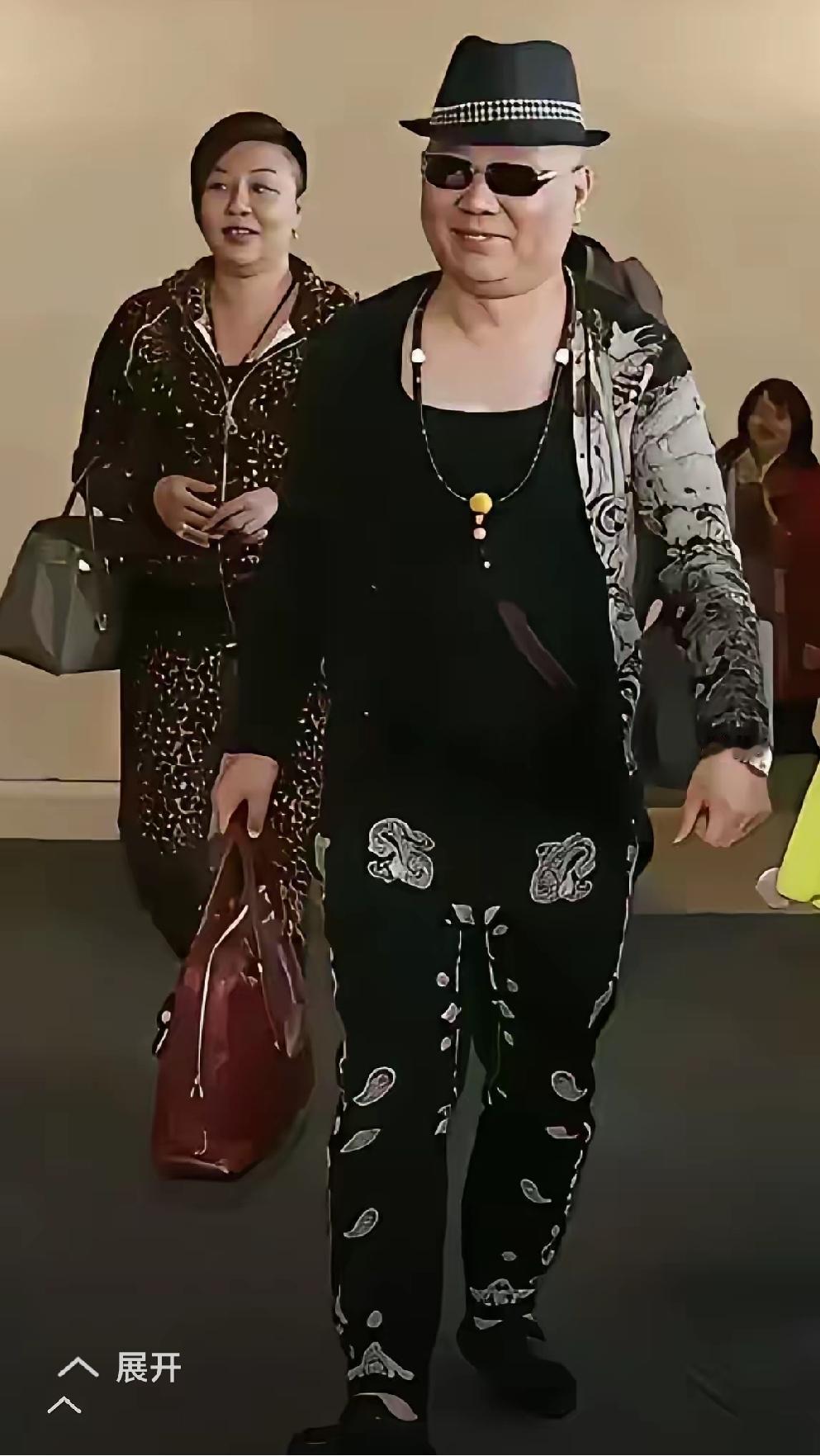 这行头，俗不可耐，人如其表，郭德纲两口子的衣品真是不敢恭维。奇异的造型，怪异的穿